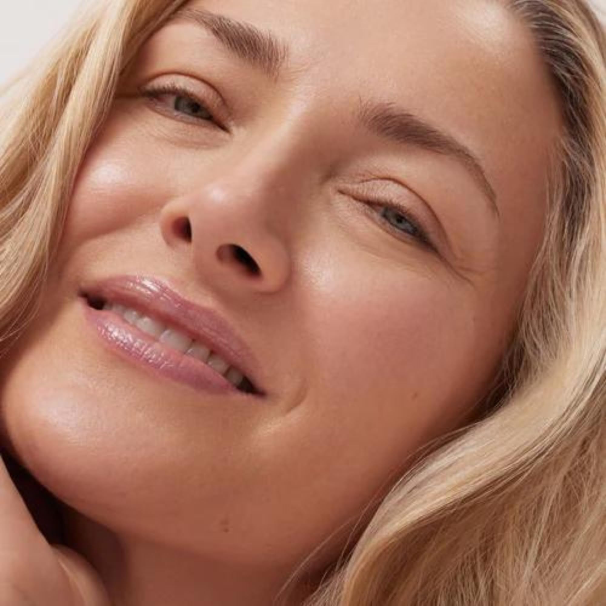 Summer Fridays Sheer Skin Tint - Tinted Moisturizer With Hyaluronic Acid - Helps Diminish Uneven Skin Tone - Sheer To Light Cove